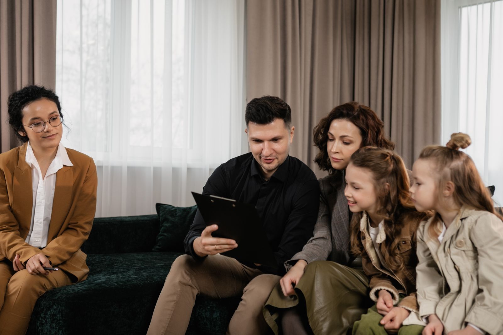 Une famille échange avec une conseillère au sujet de ses projets financiers